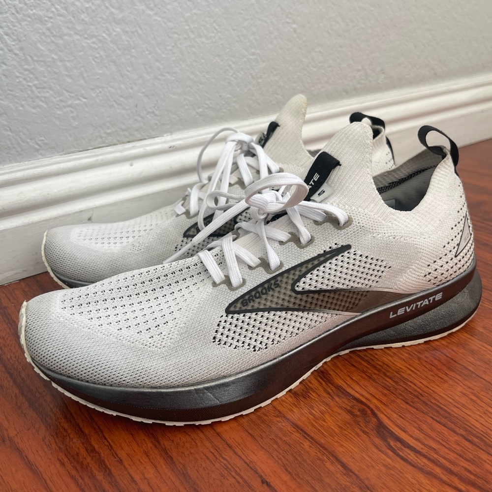 Women’s Brooks Levitate 5 Running Shoes Sz 10.5 White Gray